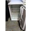 Image 2 : WHITE KENMORE BAR FRIDGE
