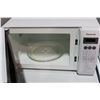 Image 2 : WHITE PANASONIC MICROWAVE