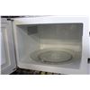 Image 3 : WHITE SAMSUNG MICROWAVE