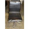 Image 1 : ROLLING BLACK MODERN GAS LIFT OFFICE CHAIR