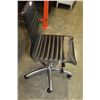 Image 2 : ROLLING BLACK MODERN GAS LIFT OFFICE CHAIR
