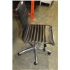 Image 2 : ROLLING BLACK MODERN GAS LIFT OFFICE CHAIR