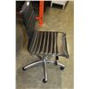 Image 2 : ROLLING BLACK MODERN GAS LIFT OFFICE CHAIR