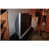 Image 2 : SONY TV WITH REMOTE