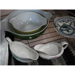 TWO PYREX BOWLS DELFT TRAY AND GRAVY BOATS AND ASSORTED KITCHEN KNIVES