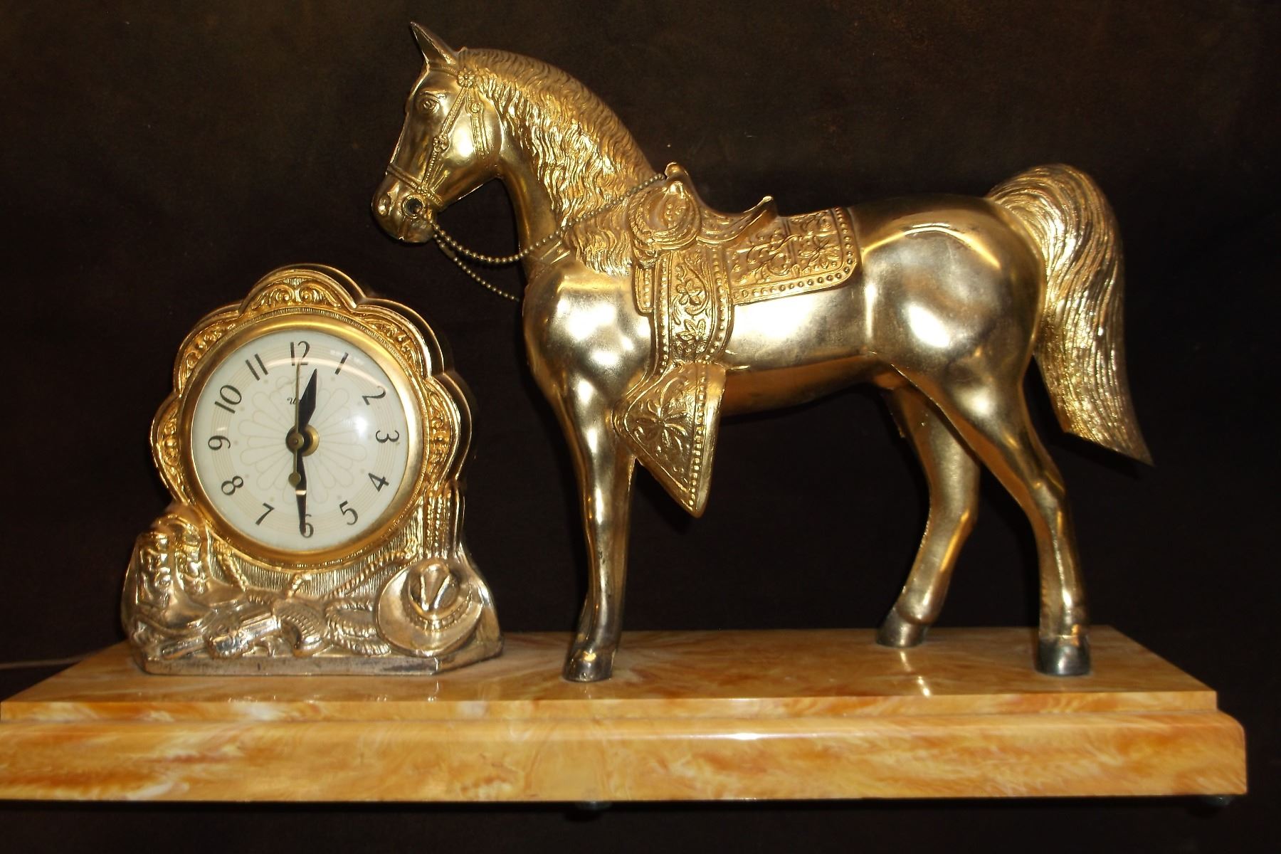 United Clock Corp. Horse Clock Model 310 Clock Works Base 17"L X 5"W