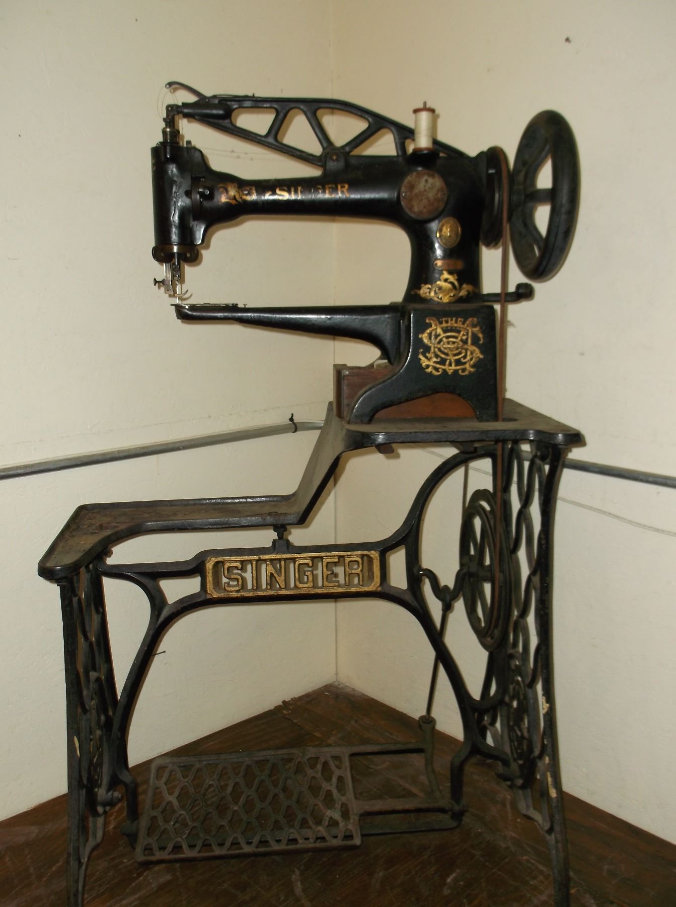 Singer Treadle Leather Sewing Machine- Model 29-4- Good Working Order