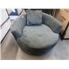 Image 1 : Green Fabric Upholstered Cuddler Chair