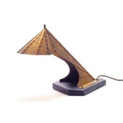 DEUTSCHLAND - Tischleuchte, - Kupfer, Schiefer. Geometrisch aus überlappenden Kupferplatten mit...