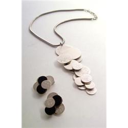 HENKEL & GROSSE Pforzheim - Collier und Ohrclips, - Metall, Kunststoff. Unterschiedlich große k...