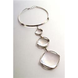 FRANKREICH - Collier, - Metall verchromt. Dreigliedriger Halsreif, anhängend drei unterschiedli...