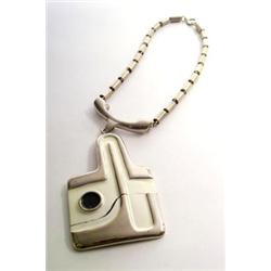 PIERRE CARDIN Paris - Collier mit Anhänger, - Metallguss, Email. Annähernd quadratische Form mi...
