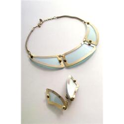 LERU - Collier und Ohrclipspaar, - Metall, hellblauer Kunststoff. drei sichelförmge, durch Ösen...