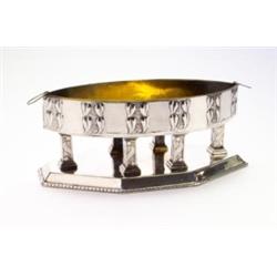 WOLKENSTEIN & GLÜCKSELIG, Wien - Tafelaufsatz, - Plated, Messingeinsatz. Auf oktogonaler abgesc...