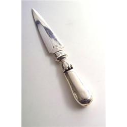 GEORG JENSEN, Kopenhagen - Brieföffner, - Silber. Griff mit schwachem Hammerschlagdekor, zwisch...