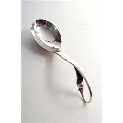 GEORG JENSEN, Kopenhagen - Sahnelöffel, - Silber. Laffe mit Hammerschlagdekor, Stiel am Ende um...