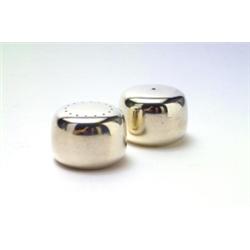 GEORG JENSEN, Kopenhagen - Henning Koppel - Salz- und Pfefferstreuer, - Silber. Schlichte, nie...