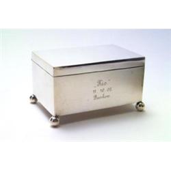 DEUTSCHLAND - Dose, - Silber, innen vergoldet. Quaderförmige Kastenform auf vier Kugelfüßen, sc...