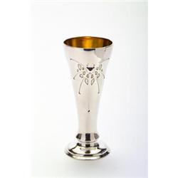 WILHELM BINDER, Schwäbisch Gmünd - Vase, - Silber. Reliefiertes stilisiertes Schmetterlingsdeko...