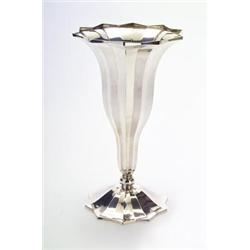 GEBR. DEYHLE, Schwäbisch Gmünd - Pokalvase, - Silber. Facettierte Wandung. Über gewölbtem Fuß N...