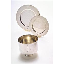 EMIL LETTRE Berlin - Fussbecher und zwei Teller, - Silber. Becher mit schwachem Hammerschlagdek...