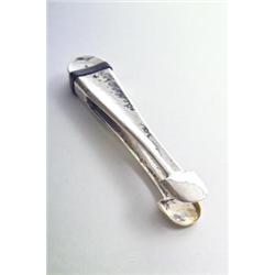 EMMY ROTH, Berlin - Zuckerzange, - Silber. Flache martellierte Greifarme in spatenförmigen Ende...