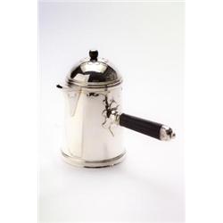 JEAN PUIFORCAT, Paris - Heißwasserkanne, - Silber, Holz. Ornamente in flachem Relief am Rand de...