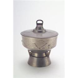 J.P. KAYSER, Krefeld - Karl Berghof - Deckelpokal, - Zinn. Umlaufendes Reliefdekor aus Dreieck...