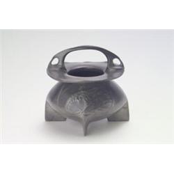 J.P. KAYSER, Krefeld - Karl Berghof - Henkelschale, - Zinn. Vorder- und rückseitig reliefierte...