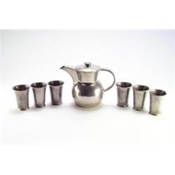 KARL RAICHLE, Meersburg - Saftgarnitur, - Zinn. 7-tlg., bestehend aus Saftkanne und 6 Bechern....