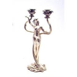 C. BONNEFOND - Tischleuchter Morphée, - Zinn, versilbert. Leuchter in Form einer stehenden Frau...