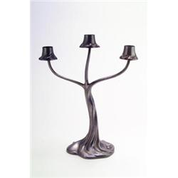 LA MAISON MODERNE, Paris - Abel Landry - Leuchter, - Zinn. Dreiarmig, reliefiertes, geschwunge...