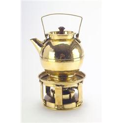 WERKSTATT HIRSCH München - Wolfgang von Wersin - Teekanne mit Rechaud, - Messing. Martelliert....