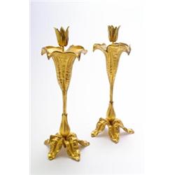 FRANKREICH - Paar Leuchter, - Bronze, vergoldet. Leuchter in Form einer Trompetenblume, aus ihr...