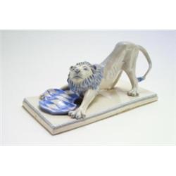 PORZELLANMANUFAKTUR NYMPHENBURG, München - Luise Terletzki-Scherf - Löwe, - Porzellan. Blau st...