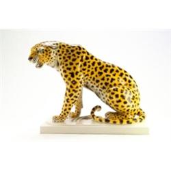 SCHWARZBURGER WERKSTÄTTEN, Werk Unterweißbach - Arthur Storch - Sitzender Leopard, - Porzellan...
