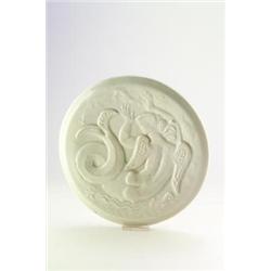 RENE BUTHAUD, Paris - Teller, - Porzellan. Helle seladonfarbene Glasur, auf dem Spiegel Darstel...