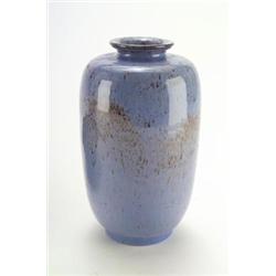 WALTER GEBAUER, Bürgel - Vase, - Steinzeug. Brauner Scherben, taubenblaue Überlaufglasur mit br...