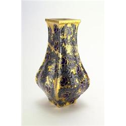 ERNST WAHLISS, Wien - Vase, - Keramik. Heller Scherben. Blaue Rosen und grünes Blattwerk auf go...
