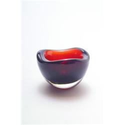 ORREFORS GLASBRUK AB., Orrefors - Sven Palmquist - Schale, - farbloses Glas mit rotem Innenübe...