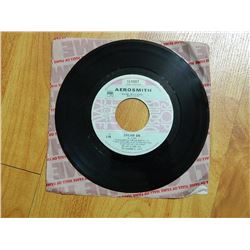 VINYL RECORD - 45 - AEROSMITH - DREAM ON / SWEET EMOTION - HALL OF FAME SERIES - 13-33327 - conditio