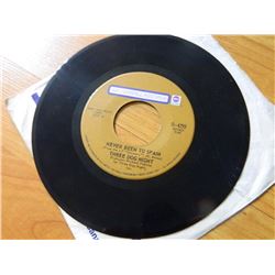 VINYL RECORD - 45 - THREE DOG NIGHT - NEVER BEEN TO SPAIN / PEACE OF MIND - D-4299 - ABC/DUNHIL RECO