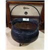 Image 1 : ANTIQUE CAST IRON POT