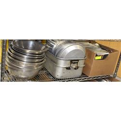 SHELF CONTAINING MIXING BOWLS AND BAKING TRAYS