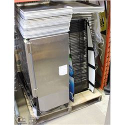 PALLET OF RESTAURANT SUPPLIES INCL. SHEET TRAYS
