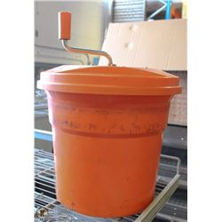 MEDIUM ORANGE SALAD SPINNER