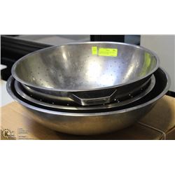 2 LARGE STAINLESS STEEL BOWL AND 16" COLANDER