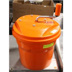 SALAD SPINNER.