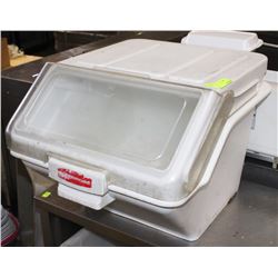 RUBBERMAID DRY GOODS BIN