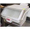 Image 1 : RUBBERMAID DRY GOODS BIN